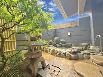 天橋立　眺望絶景の宿　松風荘／【露天風呂（女性）】刻々と移り変わる空を見ながら、温泉にゆったりと浸かる至福のひと時