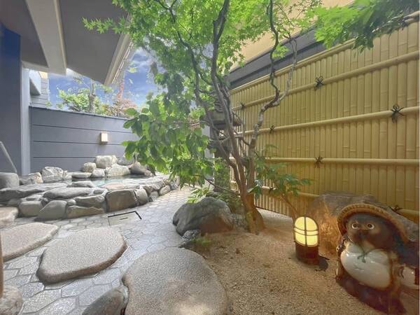 【露天風呂(男性)】刻々と移り変わる空を見ながら、温泉にゆったりと浸かる至福のひと時