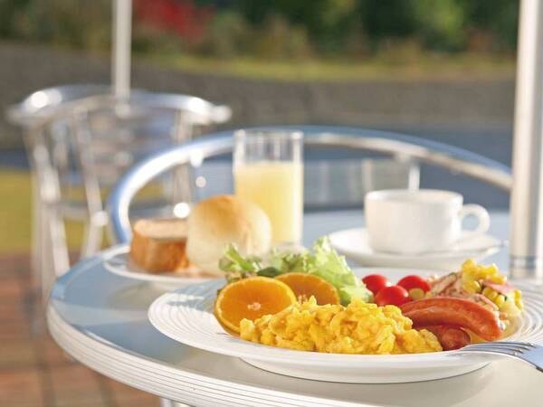 【朝食/例】気候が良ければテラスでのご朝食もおすすめ