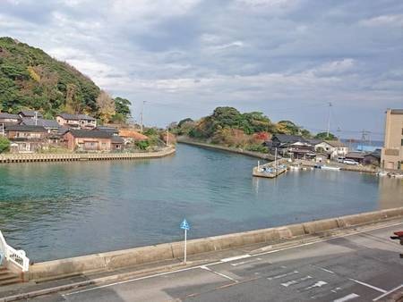 運河側和室(10畳)からの眺望/例　久里浜湾と日本海をつなぐエメラルドグリーン色の水路が望める