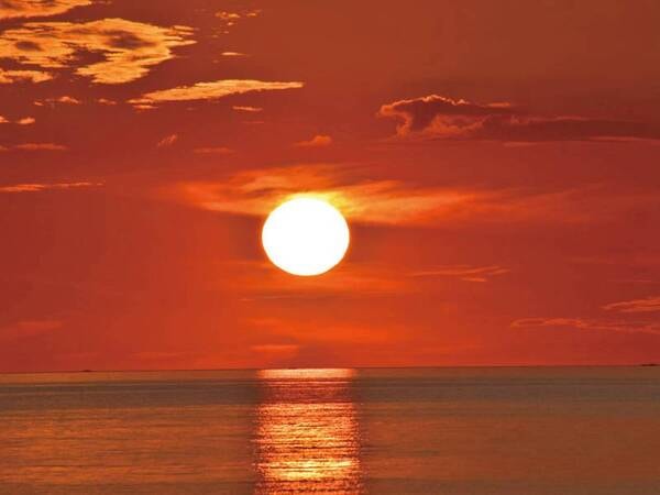 【夕日/例】　例年4月上旬から9月上旬、晴れた日は客室と露天風呂から海に沈む絶景夕日が眺められる