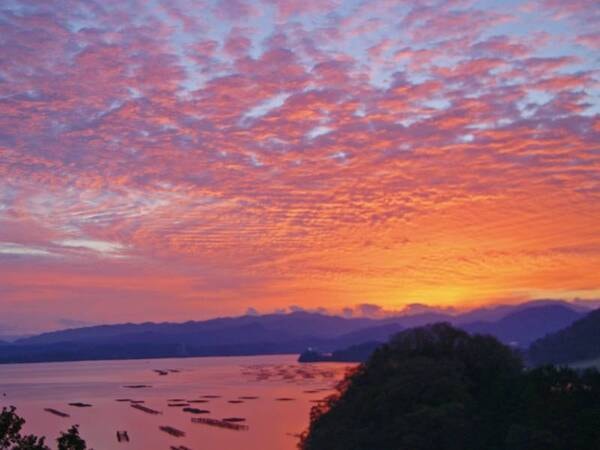【客室からの眺望（朝焼け）／例】】お部屋から久美浜湾を見渡す絶景を楽しめる