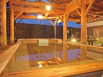 ホテルロイヤルヒル福知山＆スパ／【福湶源泉/露天檜風呂】すがすがしい外気と檜の香りに包まれて湯浴み