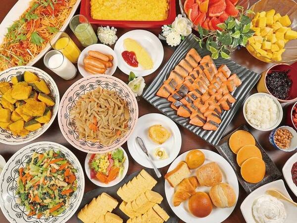 ご朝食・約50種の多彩な料理がずらりと並ぶ/例