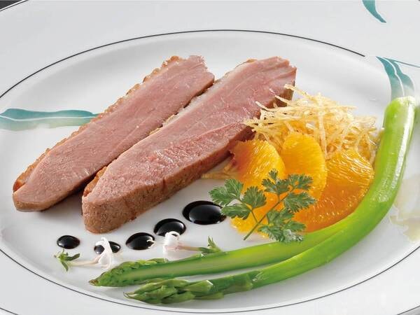 鴨ステーキ/メイン料理・3月～5月までの一例※メイン料理は食べ放題ではございません
