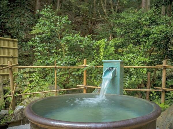 【大浴場（男）・露天風呂】開放感抜群の「天橋立温泉」の露天風呂で旅の疲れを癒してください。