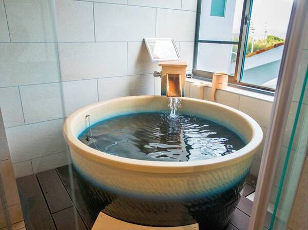 【和美麗スーペリア30㎡】和洋室の客室風呂。見晴らし良く、充実の温泉浴を楽しめる