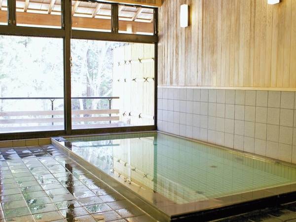 【男性大浴場/ふじきの湯】谷に流れる天然水を利用した人工ラジウムミネラル温泉