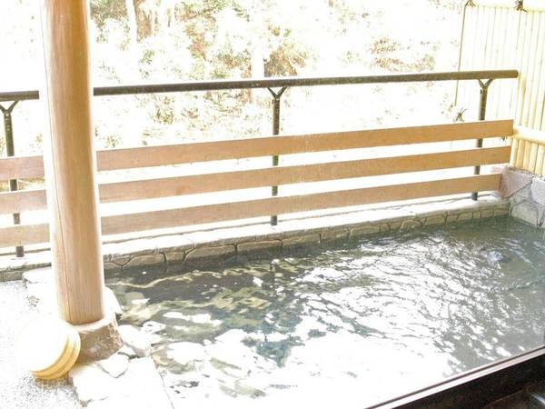 【男性大浴場/ふじきの湯】谷に流れる天然水を利用した人工ラジウムミネラル温泉