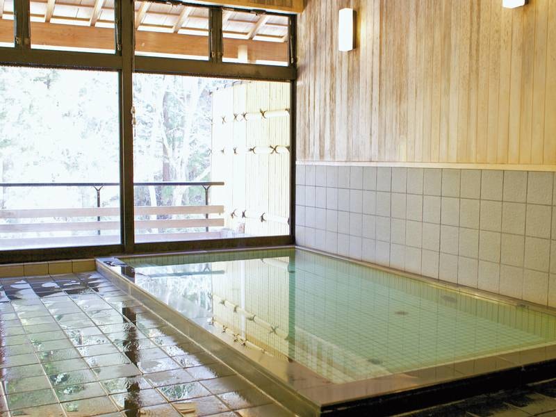 【女性大浴場/ふじきの湯】谷に流れる天然水を利用した人工ラジウムミネラル温泉