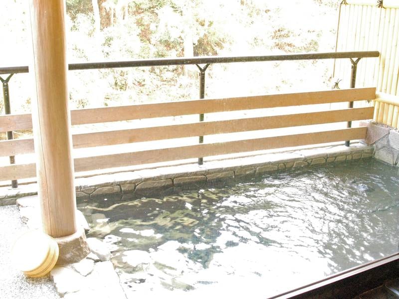 【女性大浴場/ふじきの湯】谷に流れる天然水を利用した人工ラジウムミネラル温泉