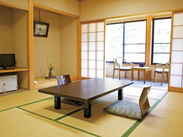 【和室/例】美山川を望む緑に囲まれた10畳和室へご案内