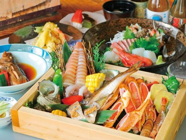【海鮮美味10種のトロ箱盛り/夕食写真一例】目の前で焼きたてを味わえる海鮮炭火焼きをお楽しみください