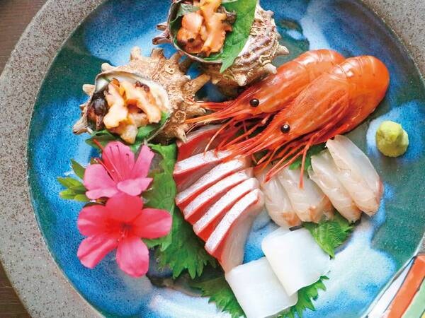 【海鮮美味10種のトロ箱盛り/夕食写真一例】漁師町ならではの鮮度自慢！お造り盛り合わせ