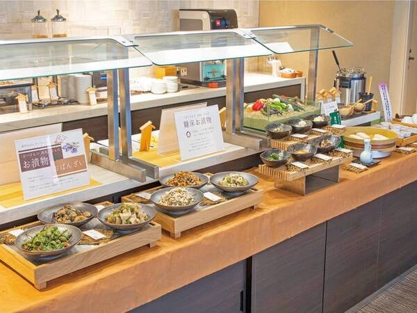 【朝食ビュッフェ/例】長年京都で愛され続ける味を朝食から豊富に並べ朝から“食”を存分にお楽しみ頂けます。