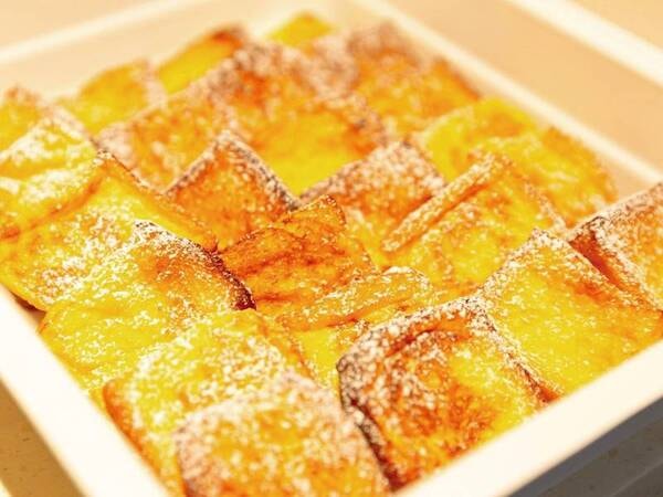 【朝食ビュッフェ・フレンチトースト/例】お好きなソースの組み合わせが好評。やさしい甘さのフレンチトーストに数種類のソース等をご用意。