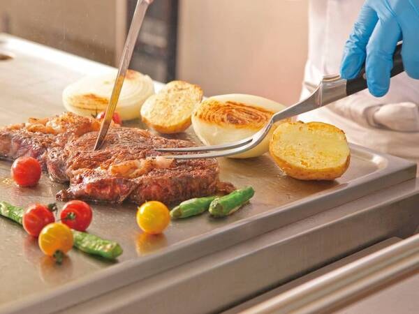【夕食／例】ライブキッチンもあり、臨場感も楽しめる