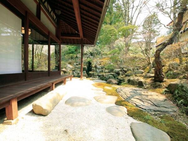 【庭園眺望/例】桃山～江戸初期にかけ完成された庭園は絵画のよう