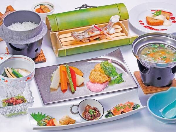 【腹八分プラン/例】4月以降の夕食一例。厳選した生産者から仕入れる地産食材を、できるだけ胃腸に負担をかけない調理法でご提供。