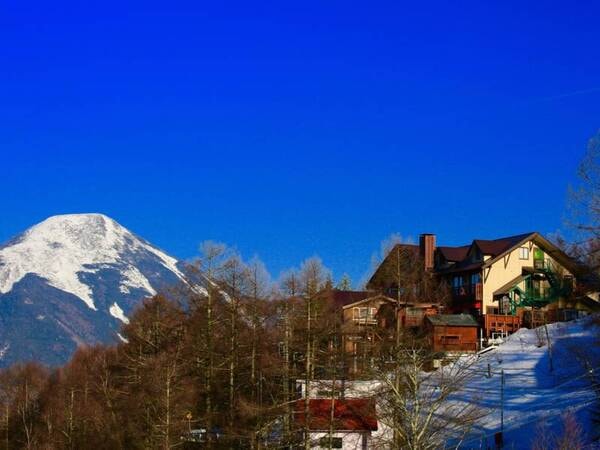 【外観（冬）】冬は一面雪景色に。四季折々の景色をお楽しみいただけます。