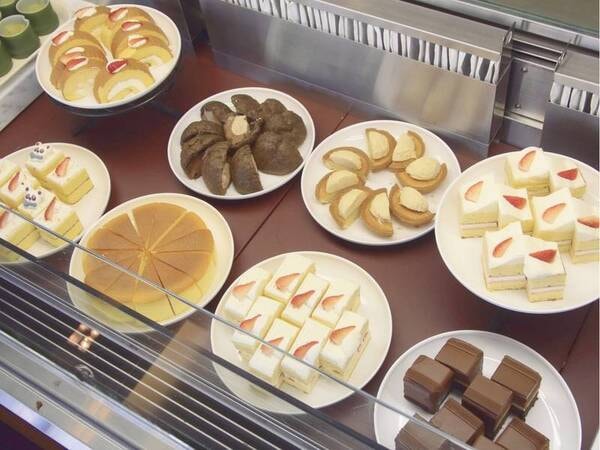 【ウェルカムスイーツビュッフェ/例】チェックイン後にほっと一息。旅の疲れを癒すスイーツタイムをお楽しみください。