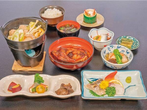 【ふるさと会席/例】四季折々の食材を使用した創作料理や、郷土料理が並ぶ