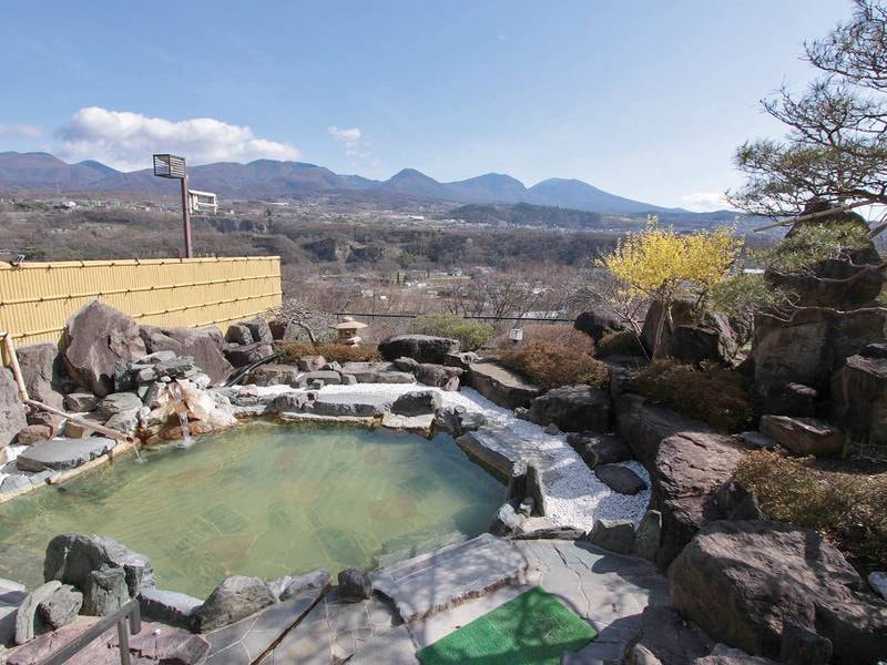 【露天風呂】四季折々の風景を見せてくれる