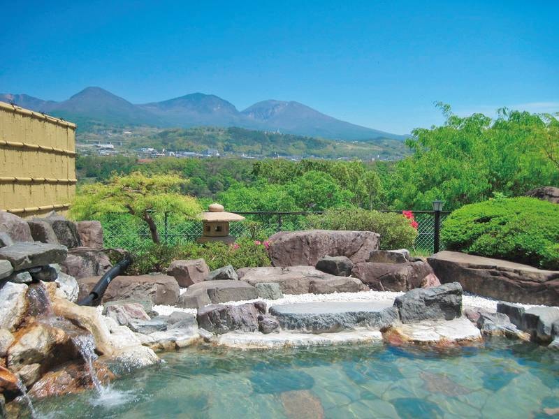 【露天風呂】夏には植物の緑と空の青が映えて美しい