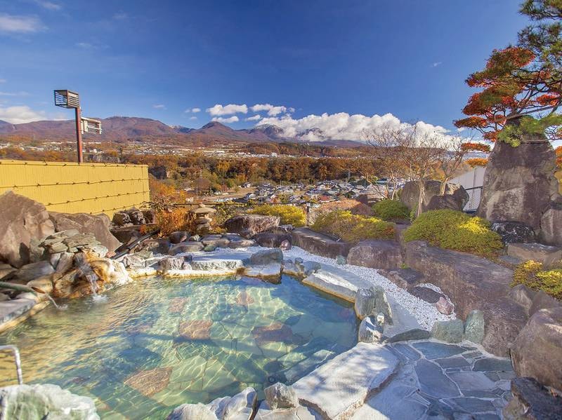 【露天風呂】秋には赤く染まった紅葉を眺めながら