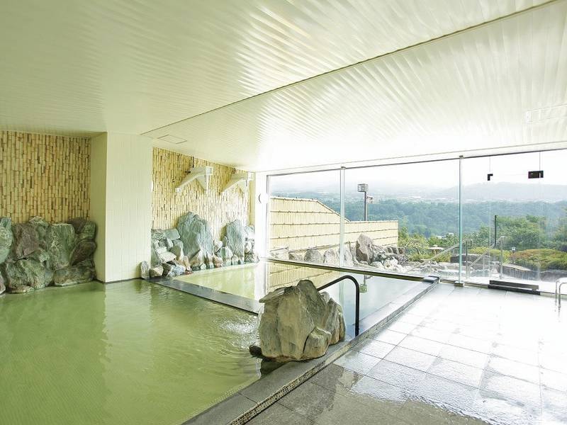 【内風呂】大きな窓で内湯からも景色を楽しめる