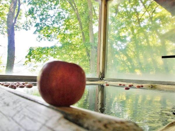 【初恋リンゴ風呂】10月から5月に開催！内湯の湯船に地元のりんごをプカプカと浮かべたお風呂