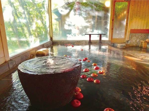 【初恋りんご風呂】10～5月は甘酸っぱい「初恋」のような香りを楽しめるりんご風呂