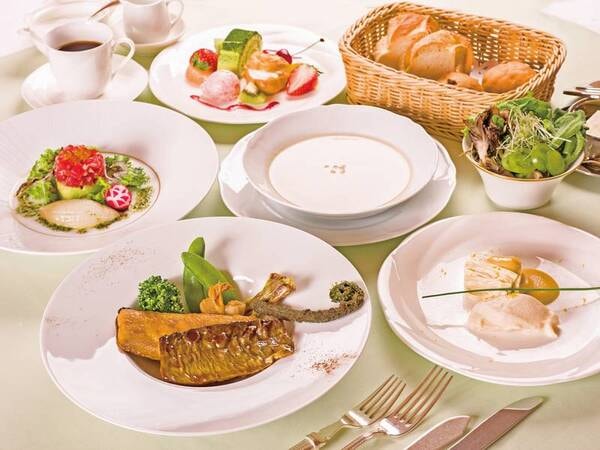 【選べるフレンチディナー/夕食例】ゆったりとした雰囲気の中頂くディナー