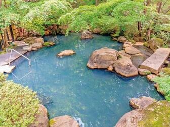 那須温泉 山楽/【大露天風呂】自家源泉から毎分800ℓが湧き出す湯は、加温・循環・ろ過一切なし。贅沢な「源泉かけ流し」の湯を堪能