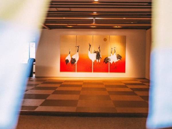 暖簾から覗くエントランス