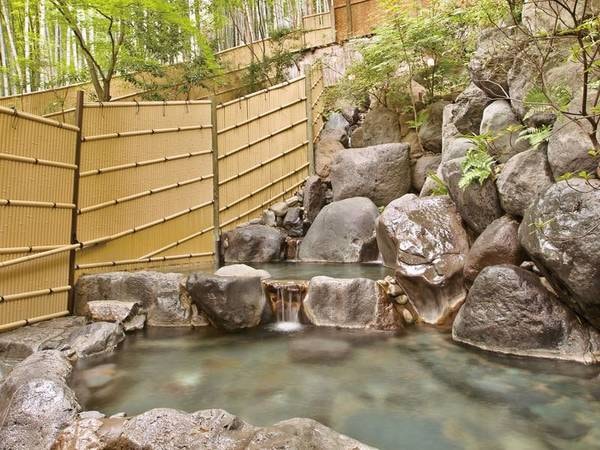 竹林に囲まれた露天風呂