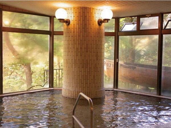 【大浴場/万葉の湯】大きな窓から渓流を望み開放感溢れる大浴場