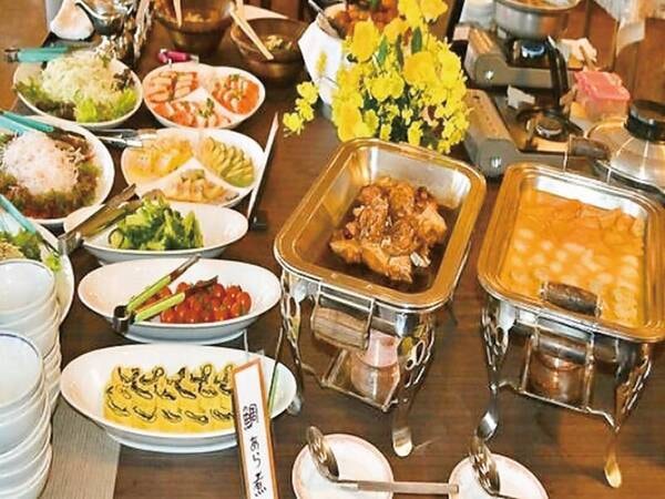 【夕食/一例】約30種のハーフバイキングを堪能