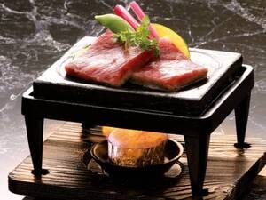 柔らかな栃木牛（約70g）を熱々の陶板焼きでご提供！※1日前までに要予約（例）