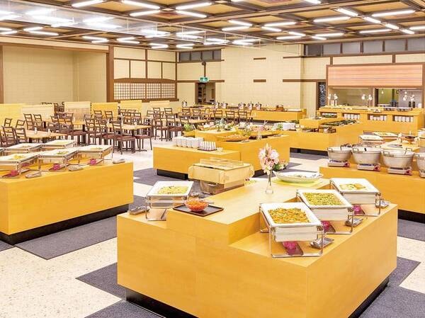 【バイキング会場】会場内にはライブキッチンを併設し、出来たて料理もご提供