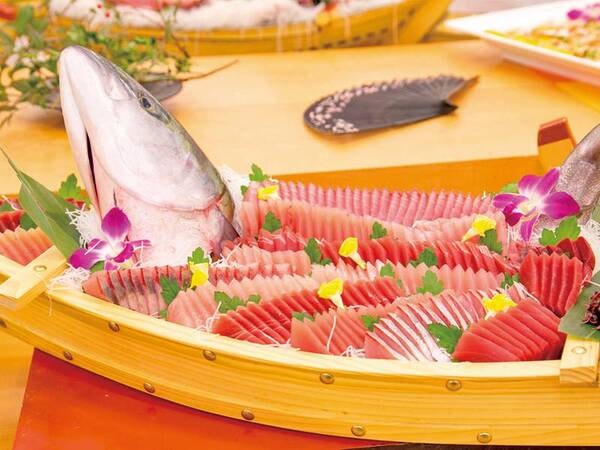 【夕食/例】約60種類の和洋中バイキング。人気メニューのお刺身もご用意！