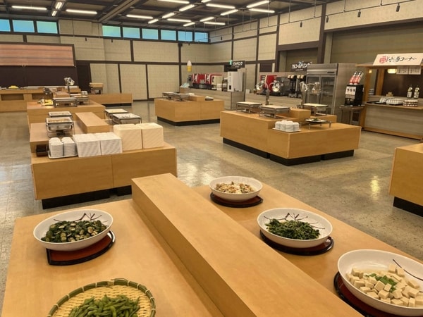 【夕食／例】種類豊富で彩り豊かな和洋中バイキング。さらにアルコールやソフトドリンクの飲み放題付（90分制）！