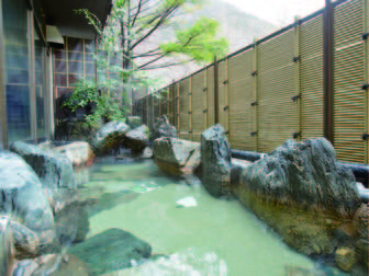 鬼怒川ロイヤルホテル【伊東園ホテルズ】/【露天風呂】心地よい風を感じながら湯浴み