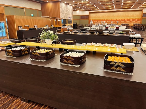 【夕食/例】和洋中約70種以上のバイキングをご用意。無料で飲み放題付！