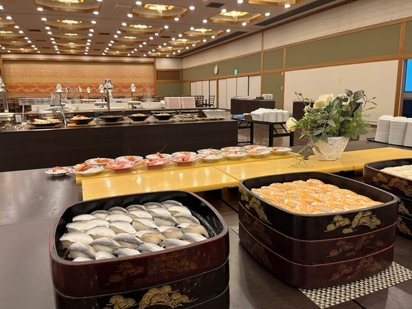 【夕食／例】種類豊富で彩り豊かな和洋中バイキング。さらにアルコールやソフトドリンクの飲み放題付（90分制）！