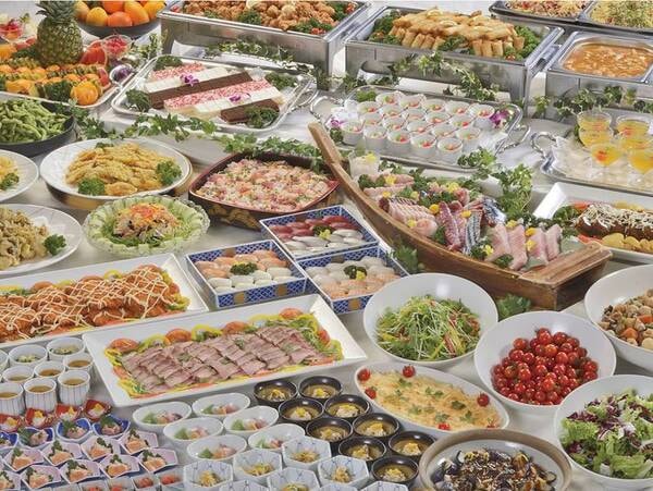 【夕食/例】約50種の和洋中バイキングをご用意。無料飲み放題付！
