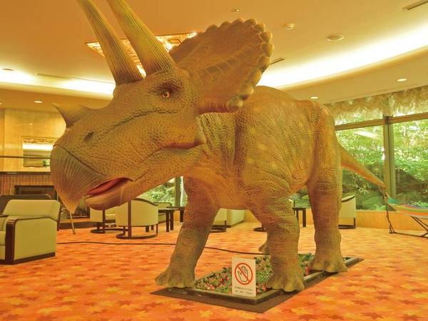 【ロビー】なんと恐竜がお出迎え！館内至る所で巨大な恐竜に遭遇！！