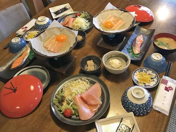 【朝食/例※2名様分】焼魚や卵料理をそろえた和食膳