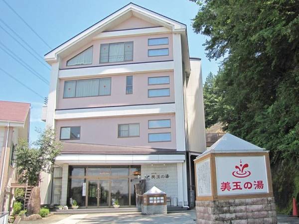 【外観】緩やかに流れる清流・那珂川の近く、恵まれた自然の中に静かに佇む宿