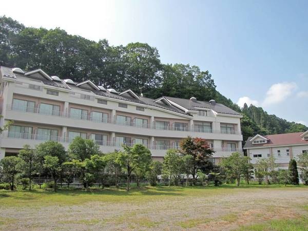 【外観】四季折々に彩りを楽しめる自然に囲まれて、ゆったりとした滞在を